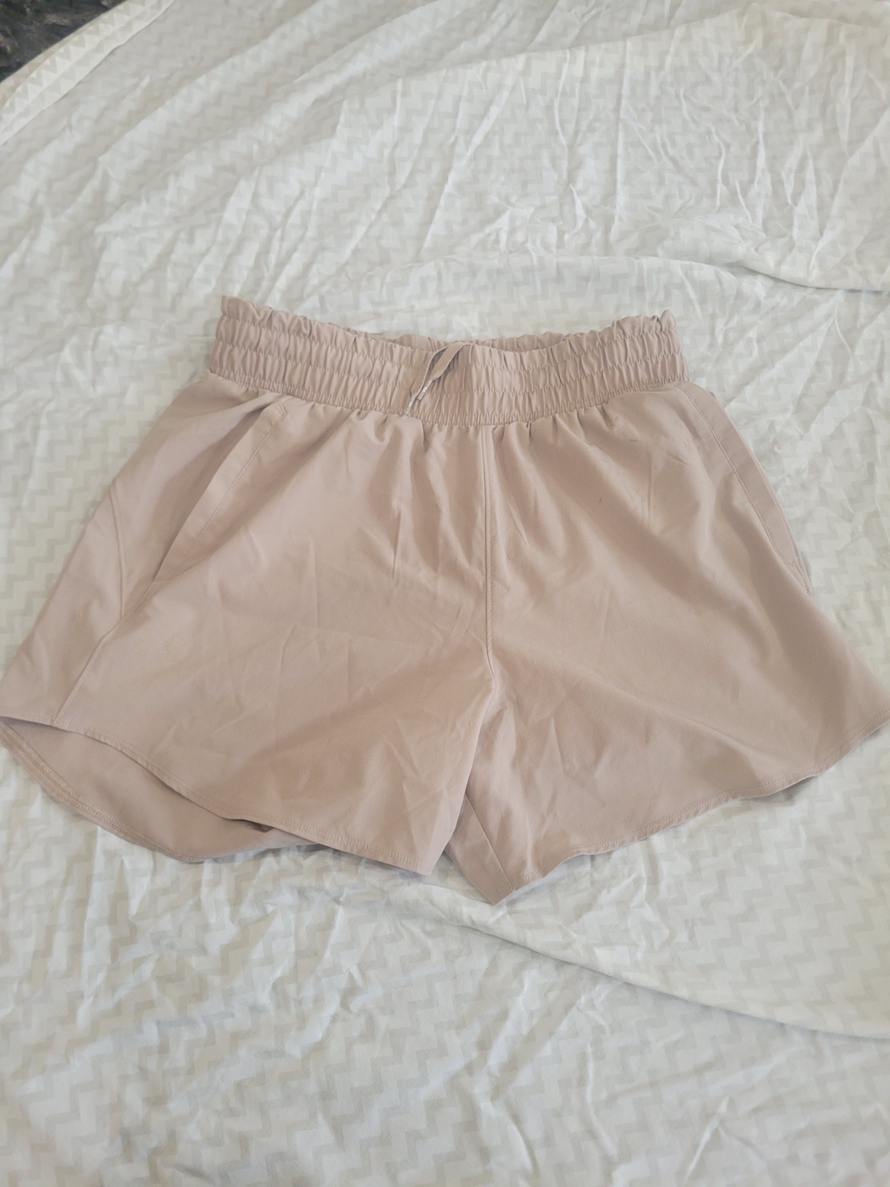 Under Armor Women’s Elastic High Waist Tan Performance Shorts Sz M